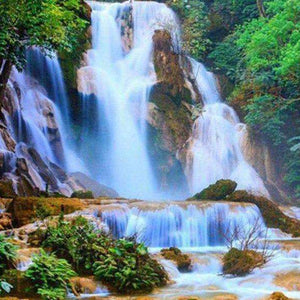 Wasserfall in Waldbergen - Diamond Painting Landschaftsmotiv